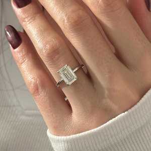 Bague solitaire en diamant de laboratoire taille émeraude 3 carats D VVS2, bague de fiançailles fine de 1,5 mm, or blanc 14 carats, certifiée IGI - Product Image 5