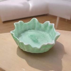 Bol en résine céladon écologique fait main, design moderne en forme de feuille festonnée, vaisselle élégante - Product Image 1