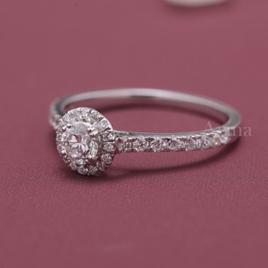 Bague de fiançailles et de mariage avec halo de diamants ronds cultivés en laboratoire certifiés IGI, avec bande pavée, plaquée rhodium en argent sterling 925 massif - Product Image 2