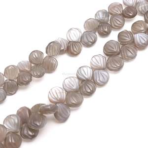 Cuentas de piedra lunar gris natural talladas en forma de concha, perforadas lateralmente, de 9-10 mm, cuentas de piedra lunar talladas a mano para la fabricación de joyas y venta al por mayor. - Product Image 2