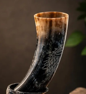 Jarra de cuerno para beber Fenrir Wolf con soporte, grabada con diseño vikingo, hecha a mano por B H Brothers. - Product Image 4