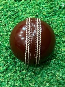 Balle de cricket classique en cuir rouge, cousue à la main, pour entraînement professionnel - Product Image 1