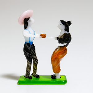 Figurine en verre artisanale représentant un couple dansant dans un village – Pièce d'art en verre authentique faite à la main pour la décoration intérieure, les cadeaux et les objets de collection - Product Image 1