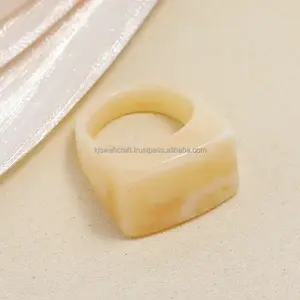 Anillo de dedo más popular Colores personalizados Estilo clásico Forma hecha a mano Anillos de dedo de resina epoxi natural Mejor pulido Nuevo diseño - Product Image 5