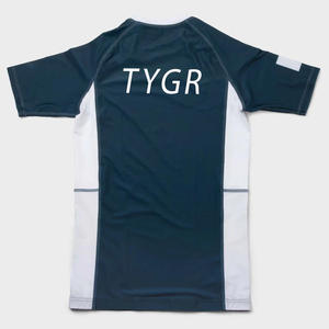 เสื้อแรชการ์ดแขนสั้นผู้ชาย TYGR ระบายอากาศได้ดี น้ำหนัก 220 กรัม เสื้อคอมเพรสชั่นสำหรับออกกำลังกาย แห้งเร็ว ผลิตจากผ้าสแปนเด็กซ์/โพลีเอสเตอร์ เสื้อกีฬาแบบสวมใส่ด้านหน้า - Product Image 2