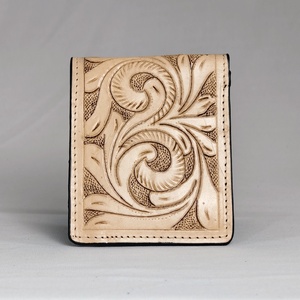 Cartera Corta Bifold de Cuero Walla para Hombre con Bolsillo Delantero para Monedas, Diseño Floral Tallado, Cuero Genuino Hecho a Mano en Rajasthan - Product Image 2