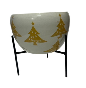 Maceta Metálica con Estampado de Árbol de Navidad Dorado y Soporte de Hierro Negro, Decorativa para Interiores y Exteriores, Porta Plantas y Flores, Decoración Navideña para el Hogar - Product Image 1