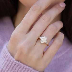 Bague de fiançailles luxueuse à trois pierres avec diamant de laboratoire ovale de 2 carats, coupe poire latérale, en or jaune 14K plaqué rhodium, IGI OM GEMS - Product Image 4