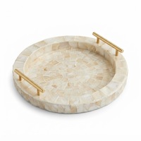 Plateau de service irrégulier en nacre avec poignée en forme d'oiseau doré, mosaïque irisée artisanale, design moderne pour mariage et hôtel