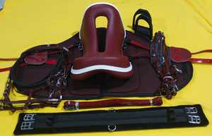 Sillín Inglés Bluhorse de Cuero Sintético Borgoña, Duradero, con Acabado Niquelado, Juego de 8 Piezas, Almohadilla de Silla, Correas de PVC para Estribos - Product Image 2