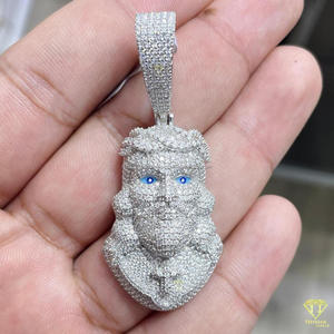 Colgante de Lujo con Rostro de Jesús, Ojos Azules, Diamante Moissanite VVS y Plata de Ley 925 - Product Image 3