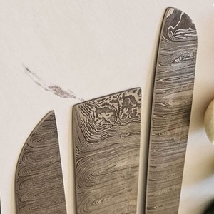 Couteau de cuisine et couteau d'extérieur faits à la main en acier Damas avec manche en bois - Product Image 3