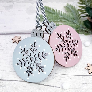 Adornos de Madera con Forma de Copo de Nieve Estilo Nórdico |   Adornos Navideños de Madera Pintada Ecológicos |   Juego de Adornos Modernos con Brillo - Product Image 1