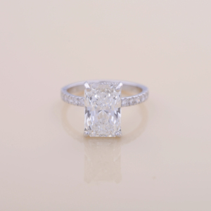 Anillo de Compromiso de Lujo Avina Jewels con Diamante Cultivado en Laboratorio de Corte Radiante de 3.03CT, Oro Blanco, Rosa y Amarillo de 9K con Baño de Rodio y Halo Oculto - Product Image 1