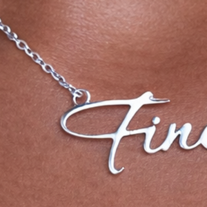 Collar con Nombre en Caligrafía Finera, Colgante Minimalista con Cadena, Joyería Griega Dorada/Plateada, Regalo Elegante y Personalizado para Mujer - Product Image 6