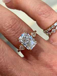 Bague de fiançailles à trois pierres en diamant de laboratoire taille radiant de 3 carats, bague en diamant radiant certifiée IGI - Product Image 1
