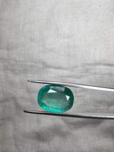 Émeraude naturelle zambienne de 5,97 carats, taille poire, vert profond intense, pierre précieuse de luxe, Jai Narayan Gems, pour collectionneurs de haute joaillerie - Product Image 3