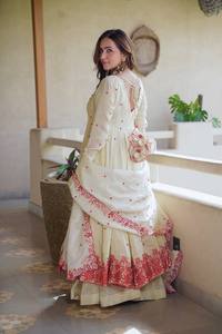 Ensemble Anarkali en soie crème, brodé de fleurs, longueur ras du sol, tenue indienne et pakistanaise avec dupatta, idéal pour mariages et festivals - Product Image 4
