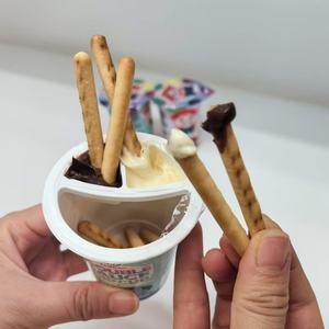 ขนมเด็กขายส่งแบบ OEM บิสกิตแท่งเคลือบช็อกโกแลตนมหวาน บิสกิตแท่งจุ่มซอสช็อกโกแลต - Product Image 2