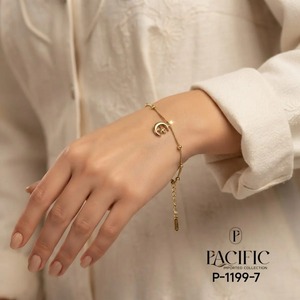 Bracelet Étoile et Lune Anti-ternissement Élégant, Meilleure Vente, Bijou Tendance pour Femme, Idéal pour le Quotidien, le Bureau et les Soirées, Disponible à la Vente - Product Image 1