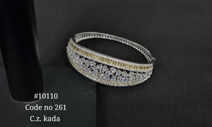 Brazalete de latón con circonita cúbica 10110, clásico, imitación de rodio, con pedrería de corte pera y diseño floral, ideal para fiestas. - Product Image 3