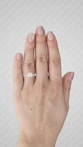 Anillo de compromiso de oro de 14k para mujer con diamante de corte radiante y engaste de púas estilo floral - Product Image 2