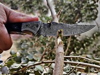 Couteau pliant artisanal à pointe tombante avec lame droite en acier Damas et manche en bois de noyer, étui en cuir, utilitaire DIY