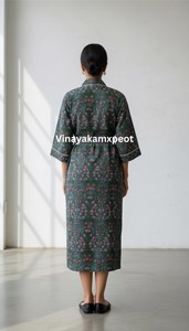 ชุดกิโมโนผ้าฝ้ายพิมพ์ลายด้วยมือระดับพรีเมียมสำหรับผู้หญิง ฤดูร้อน ลายดอกไม้สีเขียวเข้ม สง่างาม ยาว เป็นมิตรกับสิ่งแวดล้อม ระบายอากาศได้ดี ปรับขนาดได้ - Product Image 3