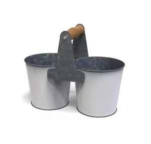 Panier à double seau en métal galvanisé avec poignée en bois, organiseur de jardin rustique, ensemble de seaux de rangement - Product Image 1