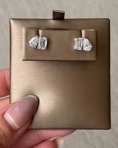 Boucles d'oreilles Toi et Moi en diamant de laboratoire 2,50 carats, taille émeraude poire, deux pierres serties à griffes, bijoux de mariée modernes en or massif 14k 18k - Product Image 5