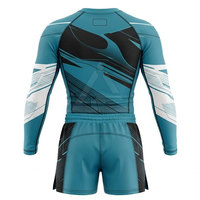 Ensemble rashguard et short MMA personnalisé avec design athlétique professionnel, tissu respirant pour la lutte, le fitness et l'exercice.