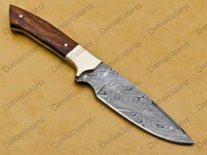 มีดทำมือเหล็กดามัสกัสตีขึ้นรูป สำหรับล่าสัตว์ ใบมีดแบบ Fixed Blade ด้ามไม้ สำหรับกิจกรรมเอาตัวรอดกลางแจ้ง  แบบ Full Tang  ขอบใบมีดหยัก  รับผลิตแบบ OEM - Product Image 6
