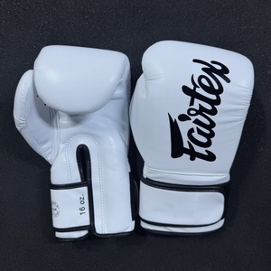 Gants de boxe Fairtex avec protection UV, fermeture auto-agrippante, équipement professionnel pour le sparring et le combat, design et logo personnalisés - Product Image 1