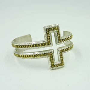 Brazalete de Latón Hecho a Mano con Diseño de Cruz - Brazalete Moderno con Banda Geométrica Dividida - Joyería Texturizada de Dos Tonos para Mujer - Product Image 4