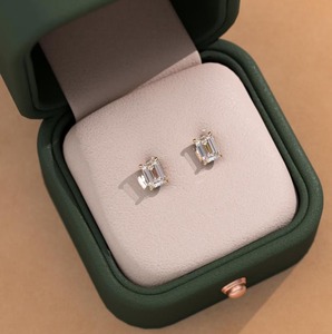 Pendientes de Diamantes Cultivados en Laboratorio en Oro Amarillo de 14K, Corte Esmeralda, Joyería Minimalista - Product Image 5