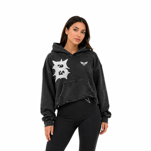 Sweat à capuche court noir délavé pour femme, style streetwear oversize, avec patchs graphiques usés, logo personnalisé, pull décontracté - Product Image 2