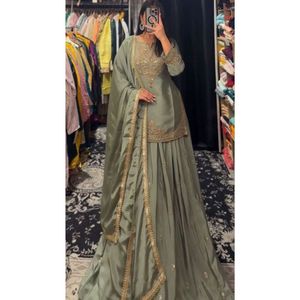 ชุดชาราร่าผ้าไหมชินอนลายชนเผ่าล่าสุดจากผู้ผลิต ชุดสำเร็จรูปสำหรับงานปาร์ตี้ ตกแต่งด้วยงานปักเลื่อม ขนาด 40 ถึง 44 ความยาว - Product Image 1