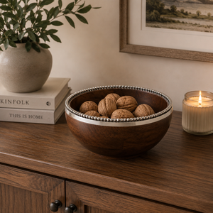 Bol de service en bois d'acacia de luxe avec bordure en métal perlé argenté, bol à salade en bois artisanal et durable pour hôtels et restaurants - Product Image 3