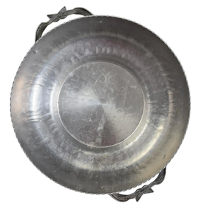 Bol en argent au design floral élégant avec poignée, idéal pour la présentation décorative, comme centre de table, pour fruits, noix, bonbons, ou pour la décoration intérieure ou comme cadeau. - Product Image 1