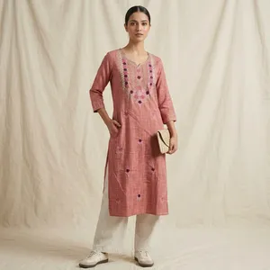 Kurti rose en jute et coton pour femme, col en V, brodé, tunique droite, manches trois quarts, détails floraux, tenue décontractée ethnique pour tous les jours - Product Image 4