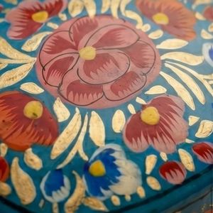 Boîte à souvenirs ronde en turquoise de qualité supérieure avec médaillon central en forme de rose et feuillage doré, illustrant les styles cachemiriens des Indiens - Product Image 3