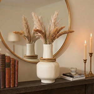 Vase en céramique mate avec base en anneau de bois, décoration de table rustique - Product Image 3