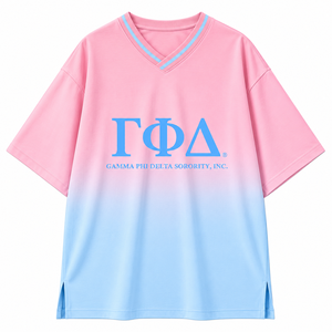 เสื้อยืดโอเวอร์ไซส์ไล่เฉดสีชมพูฟ้า คอวี แขนสั้น พิมพ์ลายตัวอักษรกรีก สำหรับสตรี ชมรมแกมมา ไพ เดลต้า - Product Image 3
