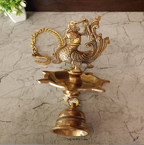 Diya à huile en laiton élégant à large ouverture, avec une finition polie, des détails de bordure à pois subtils et une base en forme de pétales festonnés. - Product Image 6