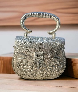 Sac à main Potli en laiton plaqué or F S INTERNATIONAL, motif floral, fait main traditionnel, forme personnalisée, pour mariage et événements spéciaux - Product Image 3