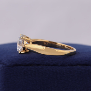 Bague en diamant cultivé en laboratoire certifié IGI de 2,00 carats : Bague solitaire en or jaune 10 carats - Product Image 3