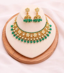 Ensemble de bijoux de mariée indiens RAY FINE ORNATES en laiton plaqué or vintage avec pierres roses rubis pour les occasions de mariage - Product Image 1