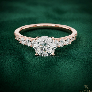 แหวนหมั้นและแหวนแต่งงานทรงกลมเพชรเจียระไนแบบบริลเลียนท์เคลือบทอง 18K เพชรเพาะเลี้ยงในห้องปฏิบัติการ ดีไซน์หรูหราสไตล์วินเทจ รับรองโดย IGI สำหรับผู้หญิง - Product Image 1