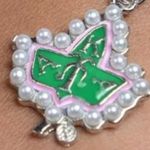   Pulsera de Perlas Rosas y Verdes con Dije de Hoja de Hiedra Estampada en Oro, Elegante Joyería para Mujer, Regalo de Moda para Hermandades - Product Image 5