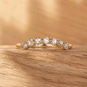 Bague empilable en or massif 10K 14K 18K avec sept pierres de diamant de laboratoire taille ronde et moissanite, idéale pour anniversaire ou mariage - Product Image 1